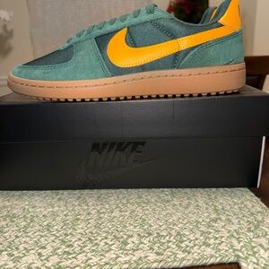 Nike Field General Green and Gold men’s Sneakers size 9 new!!
